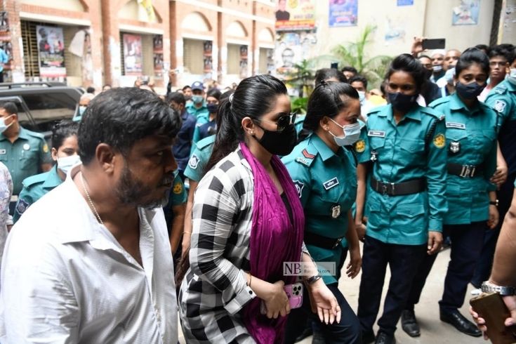 মাদক মামলায় জামিনে আছেন ঢাকাই চলচ্চিত্রের জনপ্রিয় নায়িকা পরীমনি। বুধবার সেই মামলায় আদালতে হাজিরা দিতে প্রবেশ করছেন তিনি। ছবি: পিয়াস বিশ্বাস