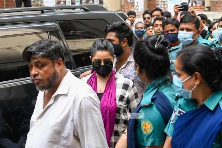 মাদক মামলায় হাজিরা দিতে বুধবার আদালতে যান ঢাকাই চলচ্চিত্রের জনপ্রিয় নায়িকা পরীমনি। ছবি: পিয়াস বিশ্বাস