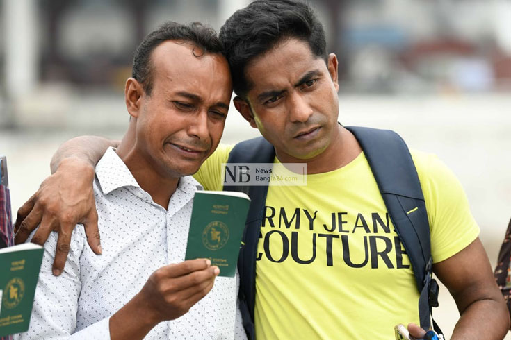 ছুটিতে দেশে ফিরে আটকে পড়া সংযুক্ত আরব আমিরাত প্রবাসীরা বিমানবন্দরে করোনা পরীক্ষার ল্যাব স্থাপনের কাজ দ্রুত শুরুর দাবিতে সোমবার বিমানবন্দরে অবস্থান করেন। এ সময় কান্নায় ভেঙে পড়েন একজন। ছবি: পিয়াস বিশ্বাস