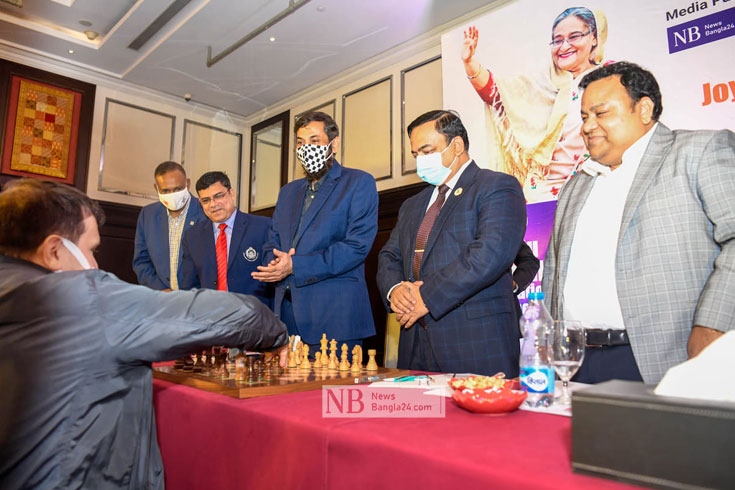 দাবার বোর্ডে ঘুঁটির চাল দিয়ে ‘জয়তু শেখ হাসিনা আন্তর্জাতিক গ্র্যান্ডমাস্টার্স দাবা টুর্নামেন্ট’-এর আনুষ্ঠানিক উদ্বোধন করছেন অতিথিরা। ছবি: পিয়াস বিশ্বাস/নিউজবাংলা