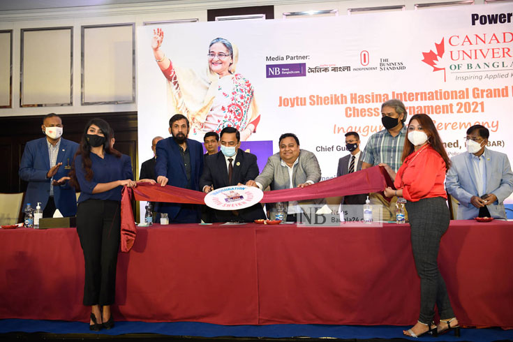 ‘জয়তু শেখ হাসিনা আন্তর্জাতিক গ্র্যান্ডমাস্টার্স দাবা টুর্নামেন্ট’ উদ্বোধন করছেন অতিথিরা। ছবি: পিয়াস বিশ্বাস/নিউজবাংলা