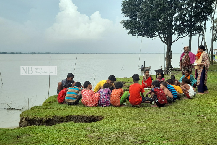 পদ্মা নদীর পাড়ে ছোট শিশুরা চড়ুইভাতি করছে। ছবিটি রাজবাড়ীর ধাওয়াপাড়া ঘাট থেকে তোলা। ছবি: রবিউল আউয়াল/নিউজবাংলা