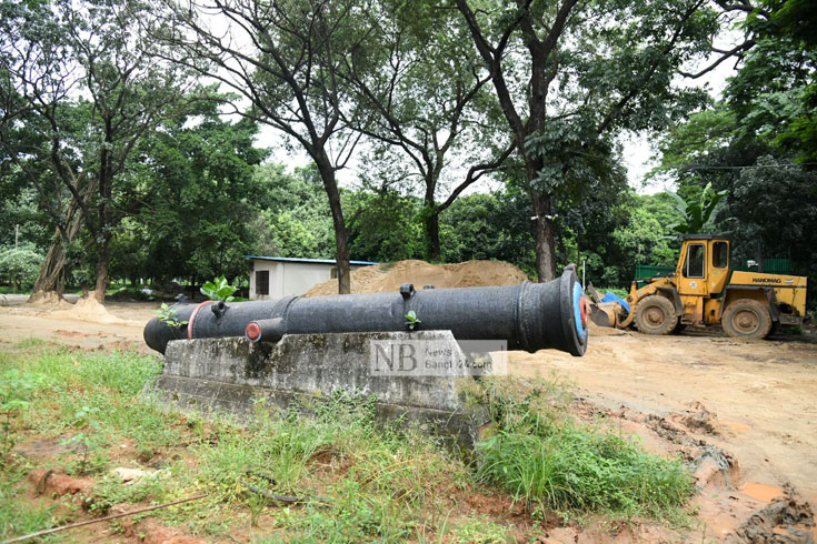 রাজধানীর ওসমানী উদ্যানের সংস্কার কাজ চলছে দীর্ঘ দিন থেকে। এ কারণে সাধারণের জন্য বন্ধ রয়েছে উদ্যানটি। ছবি: সাইফুল ইসলাম 