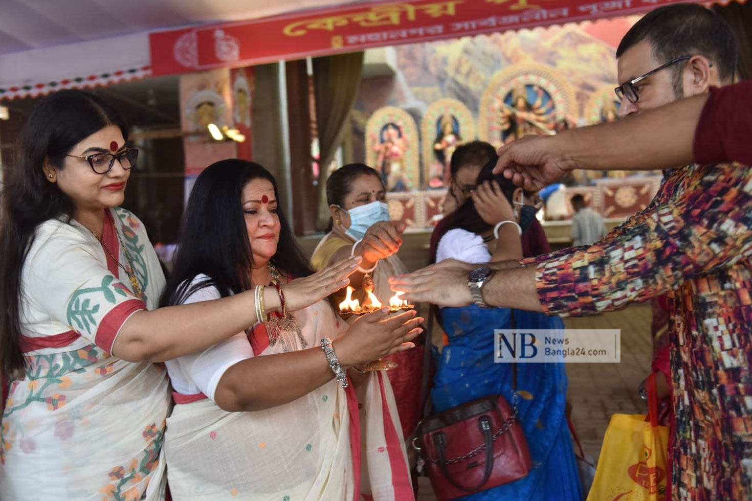 মহালয়ার মধ্য দিয়ে বুধবার দুর্গাপূজার আনুষ্ঠানিকতা শুরু হয়েছে। ছবিটি ঢাকেশ্বরীর মন্দির থেকে তুলেছেন সাইফুল ইসলাম।