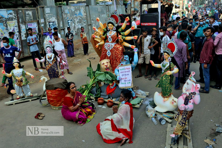 রাজধানীর টিপু সুলতান রোডের শঙ্খনিধি মন্দিরে হামলার প্রতিবাদে প্রতিমা নিয়ে রাস্তায় অবস্থান করছেন ভক্তরা। ছবি: নিউজবাংলা
