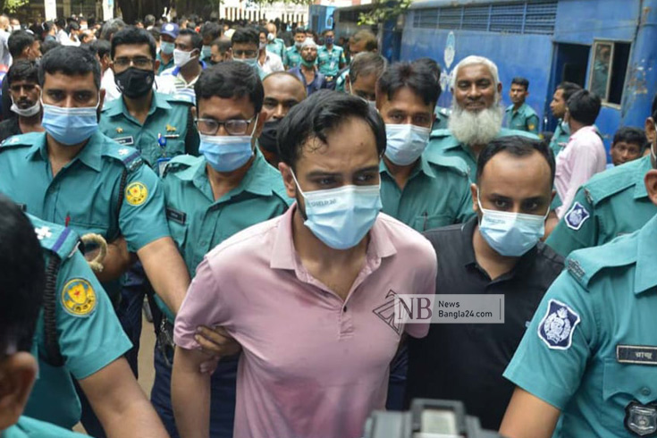 সকাল সাড়ে ৯টার দিকে আসামিদের মহানগর দায়রা জজ আদালতের গারদখানায় আনা হয়। ছবি: পিয়াস বিশ্বাস/ নিউজবাংলা