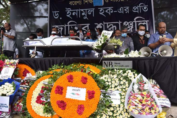 কেন্দ্রীয় শহীদ মিনারে খ্যাতিমান নাট্যকার, অভিনেতা, লেখক ও শিক্ষক ড. ইনামুল হক কে শেষ শ্রদ্ধা জানান বিভিন্ন সংগঠন ও সাধারণ মানুষ। ছবি: সাইফুল ইসলাম/ নিউজবাংলা