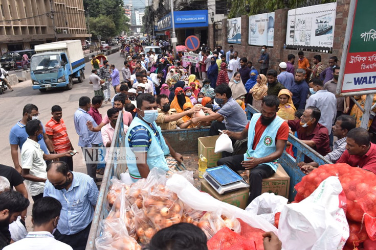 রাজধানীর টিসিবির ট্রাক থেকে পণ্য নিতে সাধারণ মানুষের উপচে পড়া ভীড়। ছবিটি বুধবার বিমান ভবনের সামনে থেকে তোলা। ছবি: সাইফুল ইসলাম/ নিউজবাংলা 