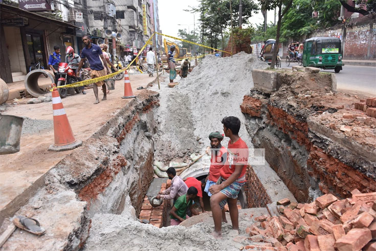 বছরজুড়ে রাজধানীর বিভিন্ন জায়গায় ড্রেনের জন্য খোঁড়াখুঁড়ি চললেও জলাবদ্ধতা নিরসনে সুফল পাচ্ছে না নগরবাসী। ছবিটি বুধবার কমলাপুর থেকে তোলা। ছবি: সাইফুল ইসলাম/নিউজবাংলা
