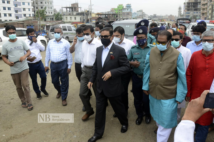 যাত্রাবাড়ী-ডেমরা মহাসড়ক চার লেনে উন্নীতকরণ প্রকল্প বুধবার পরিদর্শনে যান সড়ক পরিবহন ও সেতুমন্ত্রী ওবায়দুল কাদের। ছবি: পিয়াস বিশ্বাস

