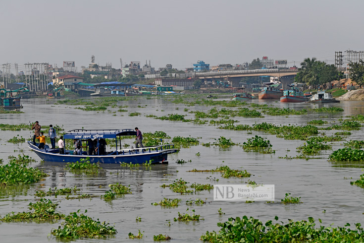 গাবতলীর তুরাগ নদে কচুরিপানা বেড়ে যাওয়ায় নৌ চলাচলে বিঘ্ন ঘটছে। ছবি: পিয়াস বিশ্বাস/নিউজবাংলা 