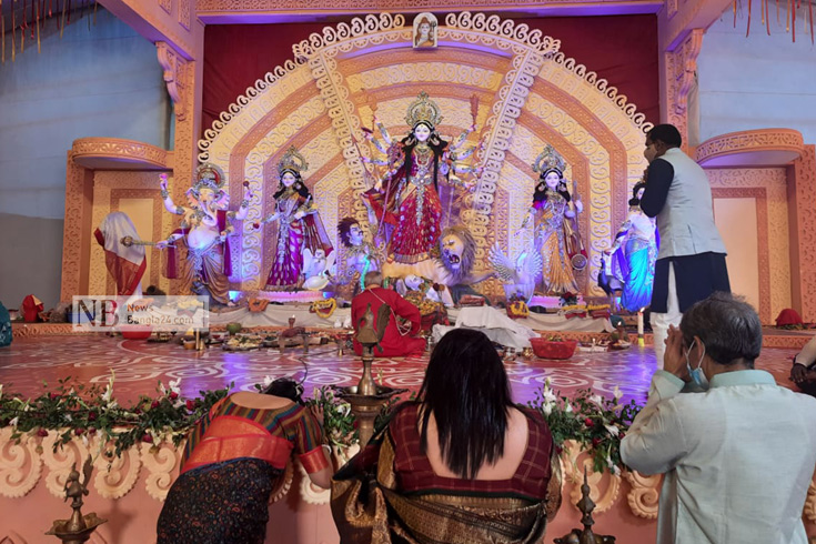দুর্গাপূজার মহানবমীর সকালে বনানী মন্দিরে পুণ্যার্থীরা। ছবি: সাইফুল ইসলাম/নিউজবাংলা