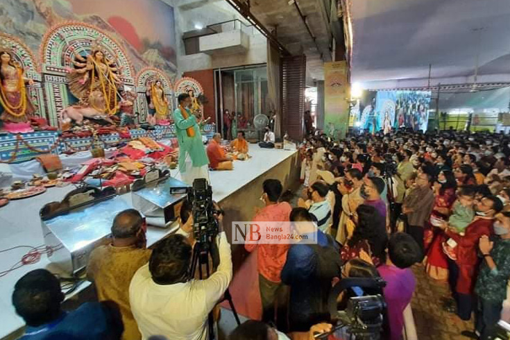 মহানবমীতে ঢাকেশ্বরী মন্দিরে পূজা-অর্চনা। ছবি: সাইফুল ইসলাম/নিউজবাংলা