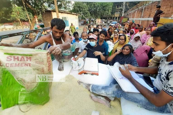 শাহাজাহানপুর ওএমএস এর চাউল নেওয়ার জন্য সাধারণ মানুষের দীর্ঘ লাইন। ছবি: সাইফুল ইসলাম/নিউজবাংলা 