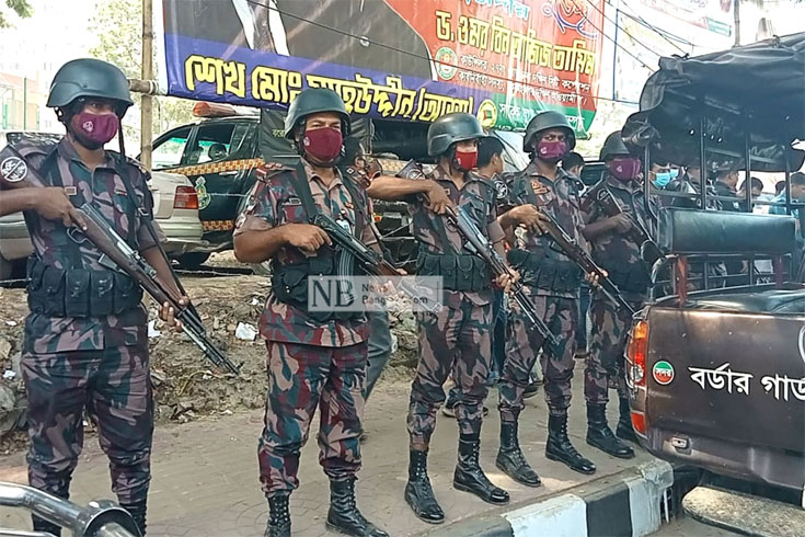 বাঙালি হিন্দুদের সবচেয়ে বড় ধর্মীয় উৎসব দুর্গাপূজার দশমীতে রাজধানীর ঢাকেশ্বরী জাতীয় মন্দিরে জোরদার করা হয়েছে নিরাপত্তা। ছবি: সাইফুল ইসলাম/নিউজবাংলা 