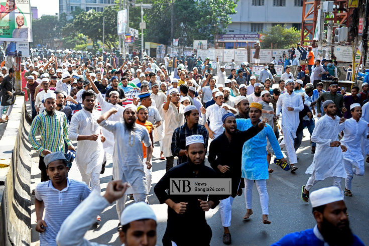 কুমিল্লার ঘটনায় শুক্রবার জুমার নামাজের পর জাতীয় মসজিদ বায়তুল মোকাররম থেকে মুসল্লিদের একটি বিক্ষোভ মিছিল রাজধানীর পল্টনের নাইটিঙ্গেল মোড়ের দিকে যায়। ছবি: পিয়াস বিশ্বাস