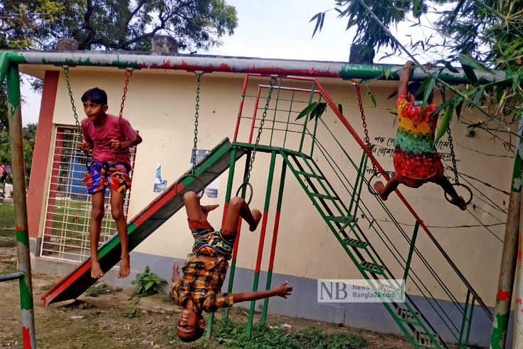 শিশুদের এমন উল্লাস বলে দিচ্ছে দীর্ঘদিন পর স্কুল খোলায় তাদের আনন্দের কথা। ছবিটি নওগাঁর সাপাহার উপজেলার রামাশ্রম সরকারি প্রাথমিক বিদ্যালয় থেকে তোলা। ছবি: সবুজ হোসেন/নিউজবাংলা