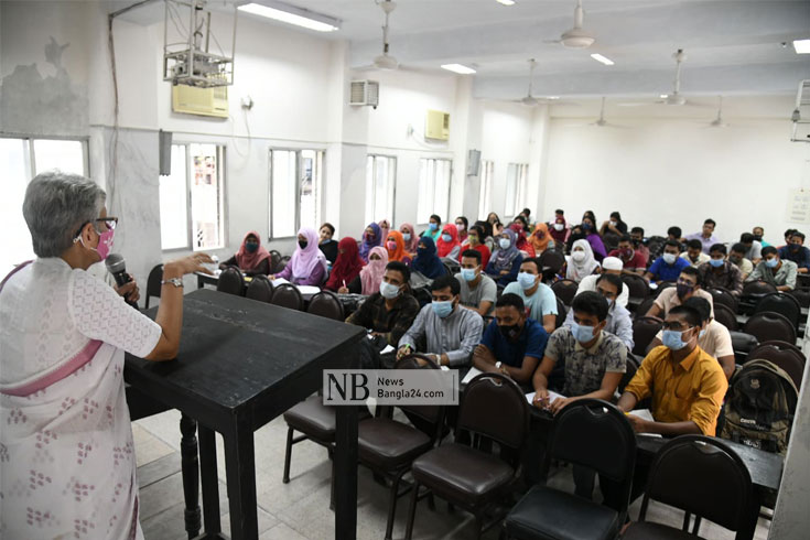 করোনায় দীর্ঘ দিন বন্ধ থাকার পর ধীরে ধীরে খুলতে শুরু করেছে বিশ্ববিদ্যালয়গুলো। ছবিটি রোববার সকালে ঢাকা বিশ্ববিদ্যালয়ের কলা ভবন থেকে তোলা। ছবি: সাইফুল ইসলাম