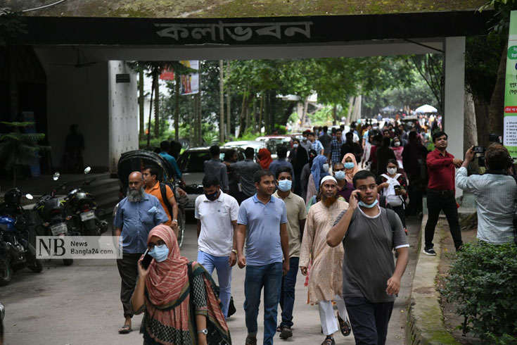 খুলে গেছে প্রাণের ক্যাম্পাস। শিক্ষার্থীদের পদচারণায় মুখর বিশ্ববিদ্যালয়। ছবিটি রোববার সকালে ঢাকা বিশ্ববিদ্যালয়ের কলা ভবন থেকে তুলেছেন সাইফুল ইসলাম।