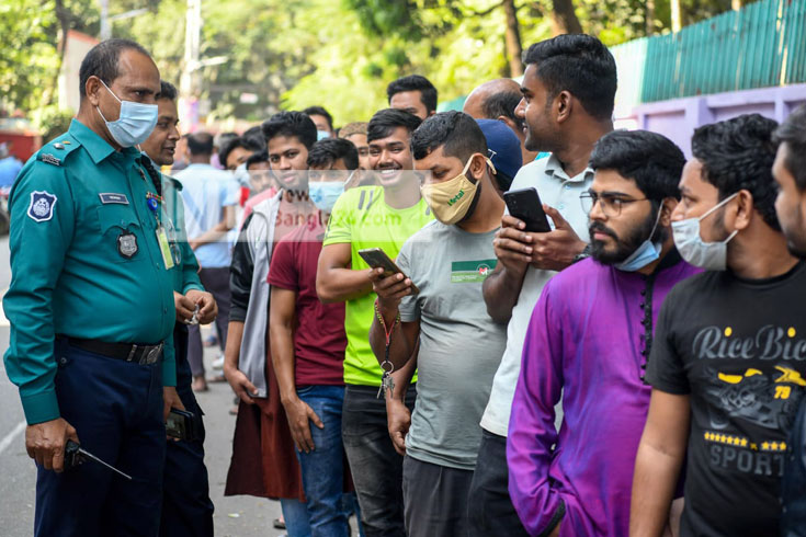 বাংলাদেশ-পাকিস্তান টি-টোয়েন্টি সিরিজের টিকিটের জন্য সকাল থেকে ইনডোর স্টেডিয়ামে ছিল ক্রিকেটভক্তদের ভিড়। ছবি: পিয়াস বিশ্বাস/নিউজবাংলা