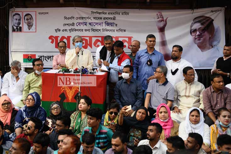 খালেদা জিয়াকে বিদেশ পাঠানোর অনুমতির দাবিতে রাজধানীর নয়া পল্টনে বিএনপির কেন্দ্রীয় কার্যালয়ের সামনে দলটির নেতা-কর্মীদের অনশন। ছবি: পিয়াস বিশ্বাস/নিউজবাংলা