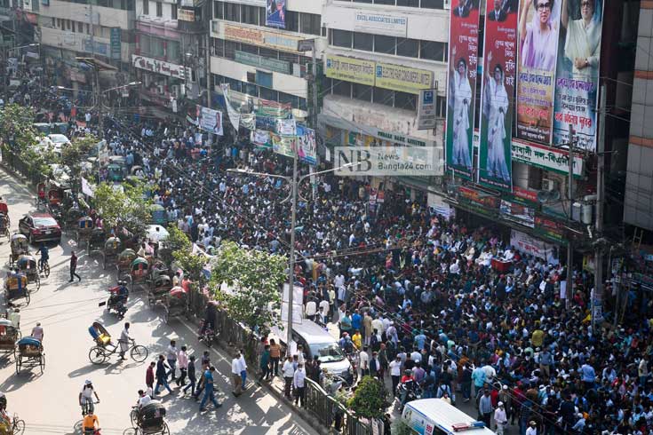 খালেদা জিয়াকে উন্নত চিকিৎসার জন্য বিদেশ নেয়ার দাবিতে রাজধানীর নয়াপল্টনে বিএনপির কেন্দ্রীয় কার্যালয়ের সামনে গণ-অনশনে বসেছেন দলটির কয়েক হাজার নেতা-কর্মীরা। ছবি: পিয়াস বিশ্বাস