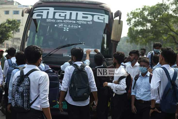 বাস ভাড়া অর্ধেকের দাবিতে রাজধানীর সায়েন্সল্যাব এলাকায় শিক্ষার্থীদের বিক্ষোভ। ছবি: সাইফুল ইসলাম/নিউজবাংলা