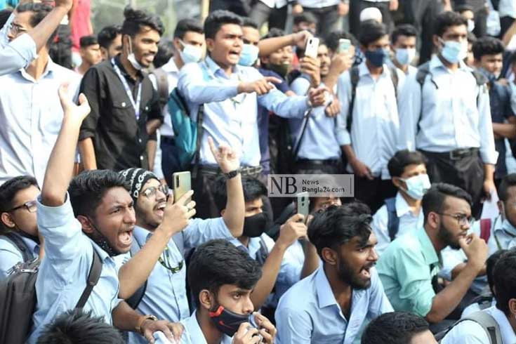 বাসভাড়া হাফ করার দাবিতে রাজধানীর সায়েন্সল্যাব এলাকায় বিক্ষোভ করছেন ঢাকা কলেজ ও সিটি কলেজসহ তিনটি প্রতিষ্ঠানের শিক্ষার্থীরা। ছবি: সাইফুল ইসলাম/নিউজবাংলা 