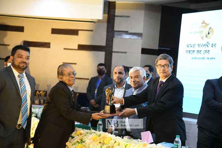 ব্যবসায়ী ক্যাটাগরিতে আরও একবার সেরা করদাতার সম্মাননায় ভূষিত হলেন কাউছ মিয়া। ছবি: সাইফুল ইসলাম/নিউজবাংলা