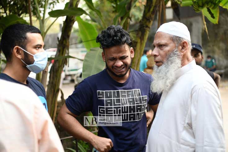 রাজধানীর গুলিস্তানে ডিএসসিসির গাড়ির ধাক্কায় নিহত হয় নটর ডেমের ছাত্র নাঈম হাসান। ঢাকা মেডিকেলের মর্গের সামনে নিহতের বড় ভাইয়ের আহাজারি। ছবি: পিয়াস বিশ্বাস/নিউজবাংলা 