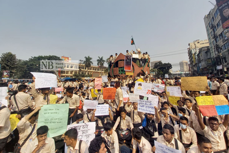 নিরাপদ সড়কের জন্য ১০ দফা দাবিতে রাজধানীর গুলিস্তানের জিরো পয়েন্টে নটর ডেমসহ বিভিন্ন প্রতিষ্ঠানের শিক্ষার্থীদের বিক্ষোভ। ছবি: সাইফুল ইসলাম/নিউজবাংলা