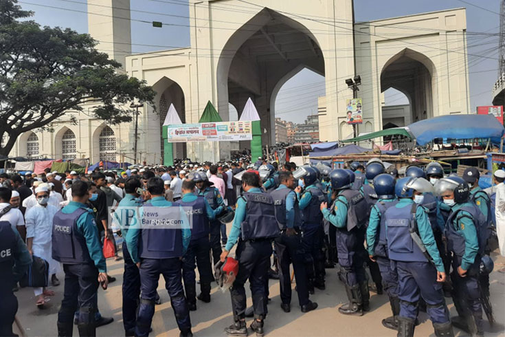 বায়তুল মোকাররমে জুমার নামাজের সময় নিরাপত্তা জোরদার করা হয়। ছবি: সাইফুল ইসলাম