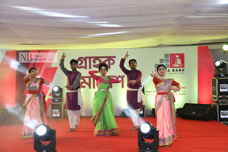 শনিবার গুলশান শুটিং ক্লাবে পদ্মা ব্যাংকের গ্রাহক সেবায়, গান ও নৃত্য দিয়ে অনুষ্ঠান উদ্বোধন করে। ছবি: সাইফুল ইসলাম/নিউজবাংলা 