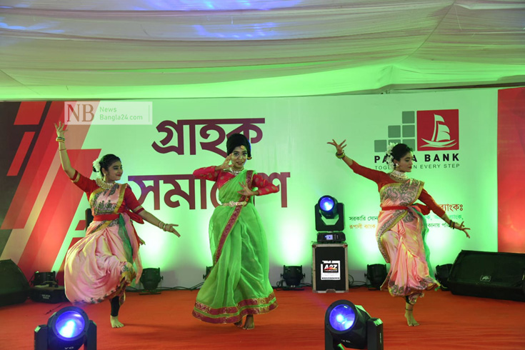 শনিবার গুলশান শুটিং ক্লাবে পদ্মা ব্যাংকের গ্রাহক সেবায়, গান ও নৃত্য দিয়ে অনুষ্ঠান উদ্বোধন করে। ছবি: সাইফুল ইসলাম/নিউজবাংলা 