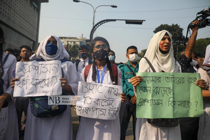 নিরাপদ সড়কের দাবিতে ধানমন্ডির ২৭ নম্বর সড়কে বিক্ষোভ করছে শিক্ষার্থীরা। ছবি: পিয়াস বিশ্বাস/নিউজবাংলা