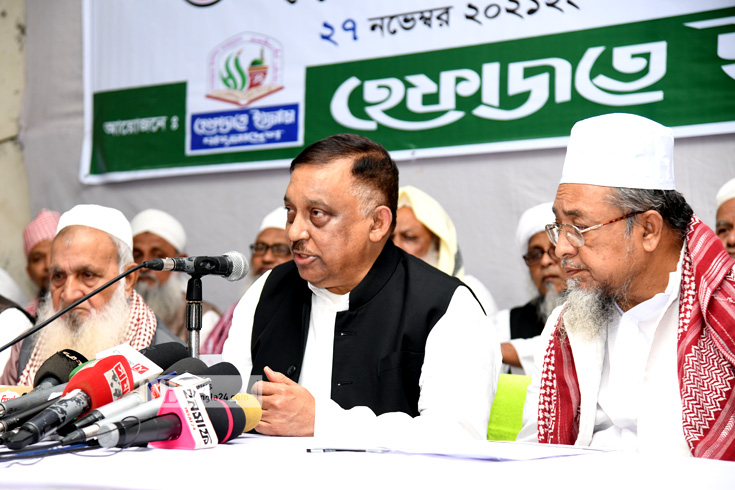  জাতীয় প্রেস ক্লাবে হেফাজতে ইসলাম বাংলাদেশ আয়োজিত ওলামা মাশায়েখ সম্মেলনে বক্তব্য রাখেন স্বরাষ্ট্রমন্ত্রী আসাদুজ্জামান খান কামাল। ছবি: সাইফুল ইসলাম