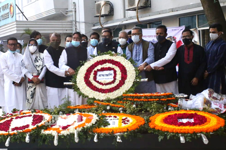 ডা. মিলনের মৃত্যবার্ষিকী উপলক্ষে তার সমাধিতে ফুল দিয়ে শ্রদ্ধা জানায় তার পরিবারের সদস্য ও বিভিন্ন সংগঠনের নেতারা। ছবি: সাইফুল ইসলাম
 
