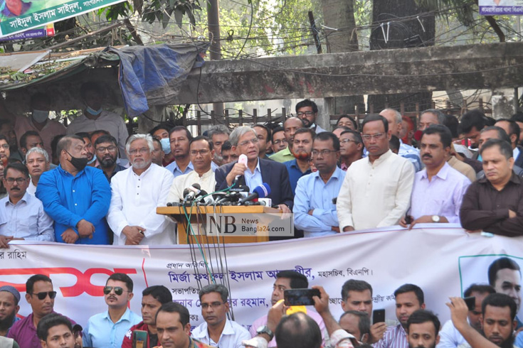 জাতীয় প্রেস ক্লাবে খালেদা জিয়ার সুচিকিৎসা ও মুক্তির দাবিতে স্বেচ্ছাসেবক দলের বিক্ষোভ মিছিলে বক্তব্য রাখেন বিএনপির মহাসচিব মির্জা ফখরুল ইসলাম আলমগীর। ছবি: সাইফুল ইসলাম/নিউজবাংলা