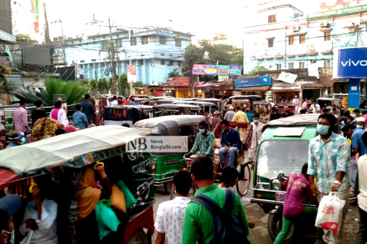 ময়মনসিংহে মানুষের সঙ্গে পাল্লা দিয়ে বাড়ছে যানবাহনের সংখ্যা। এতে প্রতিদিন সকাল থেকে রাত পর্যন্ত তীব্র যানজটে অতিষ্ঠ মানুষ। ছবিটি নগরীর পাটগুদাম মোড় বাসস্ট্যান্ড থেকে তোলা। ছবি: কামরুজ্জামান মিন্টু/নিউজবাংলা
