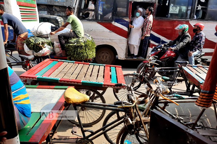 রাজধানীতে বর্তমানে যানজটের অন্যতম কারণ রাস্তার পাশে বিভিন্ন দোকানের সামনে দাড়িয়ে থাকা মালামাল বহনের ভ্যান গাড়ি। ছবিটি শান্তিনগর মোড় থেকে তোলা। ছবি: সাইফুল ইসলাম/নিউজবাংলা  
