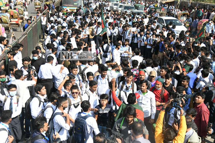 রাজধানীর রামপুরা সড়ক দুর্ঘটনায় মাঈনউদ্দিন নিহতের ঘটনায় শিক্ষার্থীরা সড়ক অবরোধ করে।ছবি: সাইফুল ইসলাম/নিউজবাংলা