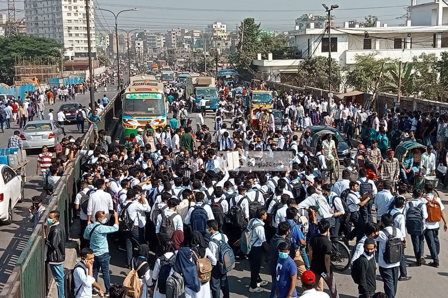 রাজধানীর রামপুরা এলাকায় বাসের ধাক্কায় স্কুলছাত্র নিহতের বিচার ও গণপরিবহনে হাফ ভাড়া কার্যকরের দাবিতে বিক্ষোভ করেন বিভিন্ন শিক্ষাপ্রতিষ্ঠানের শিক্ষার্থীরা। ছবি: সাইফুল ইসলাম/নিউজবাংলা 