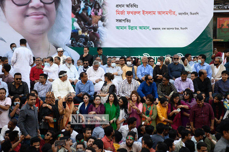 বিএনপি চেয়ারপারসন খালেদা জিয়াকে মুক্তি দিয়ে বিদেশে নিয়ে চিকিৎসা দেয়ার দাবিতে রাজধানীর নয়া পল্টনে দলের কেন্দ্রীয় কার্যালয়ের সামনে নেতা-কর্মীদের সমাবেশ। ছবি: পিয়াস বিশ্বাস/নিউজবাংলা