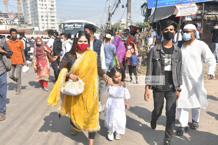 রামপুরা ব্রিজ এলাকায় শিক্ষার্থীদের বিক্ষোভে অচল ঢাকায় জনসাধারণের দূভোগ। ছবি: সাইফুল ইসলাম/নিউজবাংলা