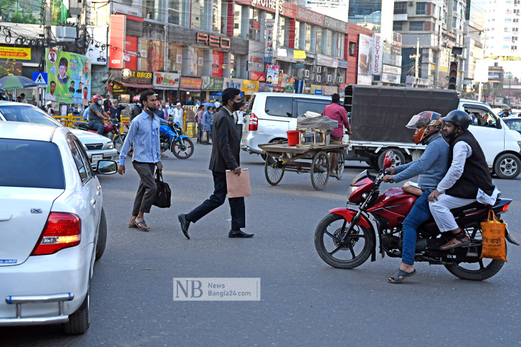 যত্রতত্র রাস্তা পারাপার হতে গিয়ে যেকোনো সময় ঘটতে পারে বড় ধরনের দুর্ঘটনা। রাজধানীতে প্রায়ই দেখা যায় নিয়ম না মেনে রাস্তা পার হতে। ছবিটি কাকরাইল মোড় থেকে তোলা। ছবি: পিয়াস বিশ্বাস/নিউজবাংলা