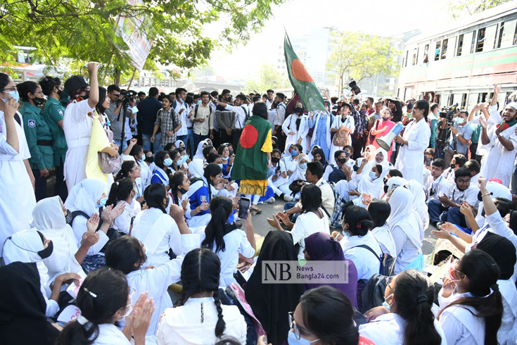 নিরাপদ সড়কের দাবি ও নাঈম হত্যার প্রতিবাদে রামপুরায় ফের বিক্ষোভে নেমেছেন শিক্ষার্থীরা। ছবি: সাইফুল ইসলাম/নিউজবাংলা