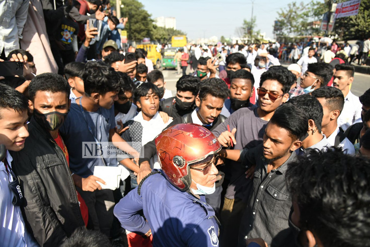 পুলিশের মোটরসাইকেল লাইসেন্স না থাকার কারনে রামপুরা শিক্ষাথীরা গাড়ি আটক করে মামলা করেন। ছবি: সাইফুল ইসলাম/নিউজবাংলা