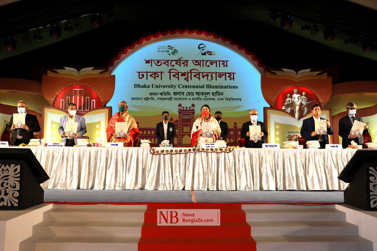 ঢাকা বিশ্ববিদ্যালয়ের শতবর্ষপূর্তি উৎসবের উদ্বোধন অনুষ্ঠানে অথিতিরা। এ সময় প্রধান অতিথি হিসেবে রাষ্ট্রপতি মো. আবদুল হামিদ বঙ্গভবন থেকে ভার্চুয়ালি যুক্ত হয়েছিলেন। ছবি: পিয়াস বিশ্বাস