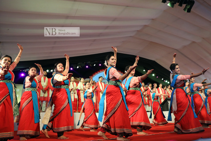 ঢাকা বিশ্ববিদ্যালয়ের শতবর্ষপূর্তি উৎসবের উদ্বোধন অনুষ্ঠানে বুধবার নৃত্য পরিবেশন করে শিক্ষার্থীরা। ছবি: পিয়াস বিশ্বাস