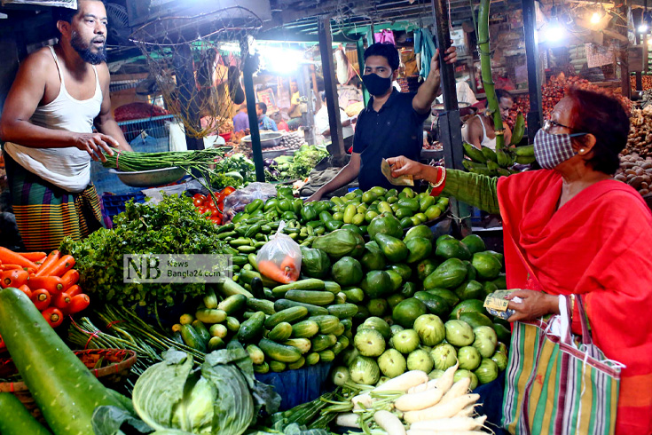 শীত মৌসুমে দেশে প্রচুর পরিমাণে সবজি উৎপাদন হয়। অন্যান্য সময়ের তুলনায় বাজারে সবজির পরিমাণ থাকে বেশি। যার কারণে সবজির দাম ক্রেতাদের নাগালের মধ্যেই থাকে। ছবিটি শান্তিনগর বাজার থেকে তোলা। ছবি: পিয়াস বিশ্বাস/নিউজবাংলা 
